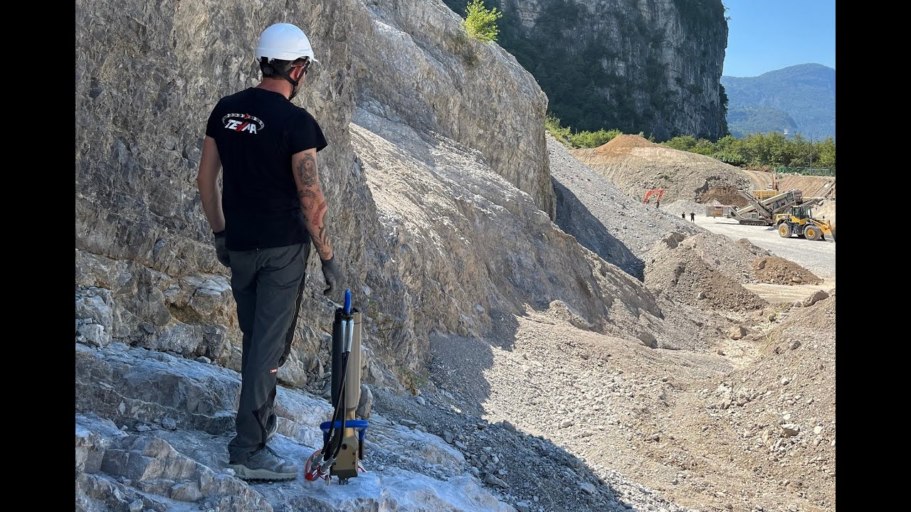 Rock and concrete splitter