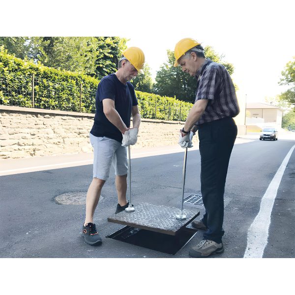 XT1 Nano Ultra Light Folding Magnetic Manhole Cover Lifter - Image 3