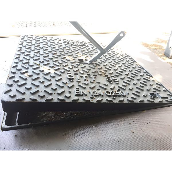 XT1 Nano Ultra Light Folding Magnetic Manhole Cover Lifter - Image 4